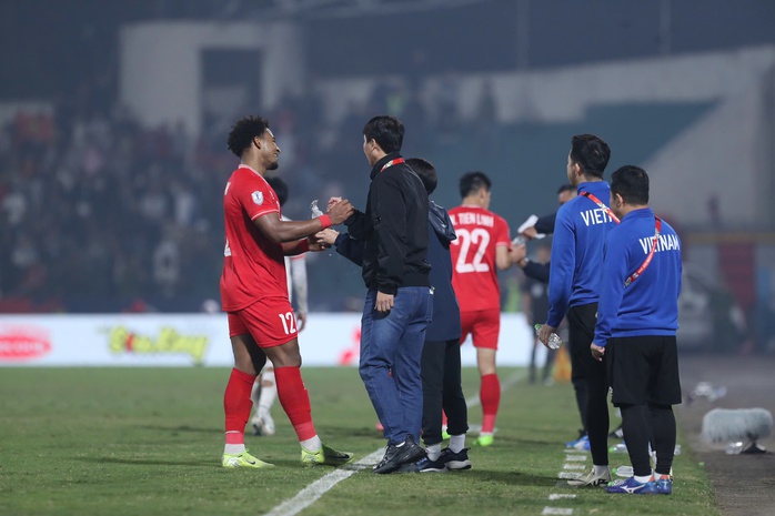 HLV Kim Sang-sik ngợi khen Nguyễn Xuân Son- Ảnh 3. HLV Kim Sang-sik ngợi khen Nguyễn Xuân Son- Ảnh 3.