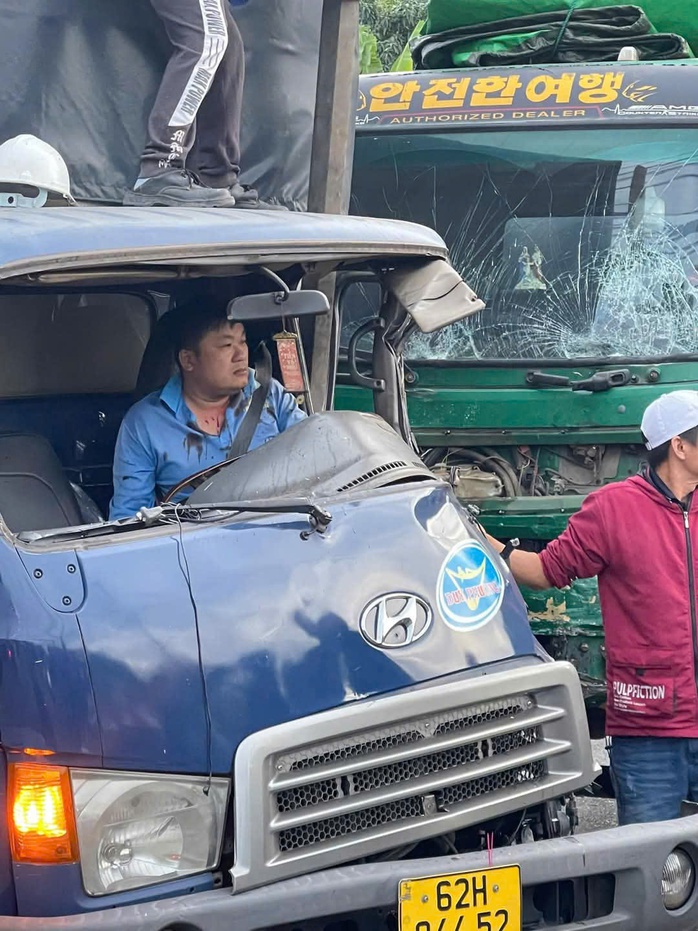 Hiện trường tai nạn liên hoàn nghiêm trọng, ô tô lao vào nhà dân ở Khánh Hoà - Ảnh 1. Hiện trường tai nạn liên hoàn nghiêm trọng, ô tô lao vào nhà dân ở Khánh Hoà - Ảnh 1.