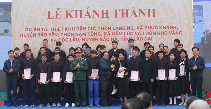 Thủ tướng Phạm Minh Chính và Bộ trưởng Bộ Quốc phòng Phan Văn Giang trao giấy chứng nhận quyền sử dụng đất cho bà con Làng Nủ Thủ tướng Phạm Minh Chính và Bộ trưởng Bộ Quốc phòng Phan Văn Giang trao giấy chứng nhận quyền sử dụng đất cho bà con Làng Nủ