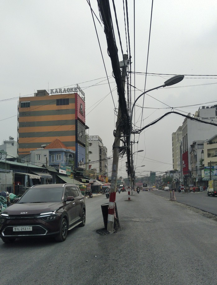 Mong sớm di dời trụ điện giữa đường- Ảnh 1. Mong sớm di dời trụ điện giữa đường- Ảnh 1.