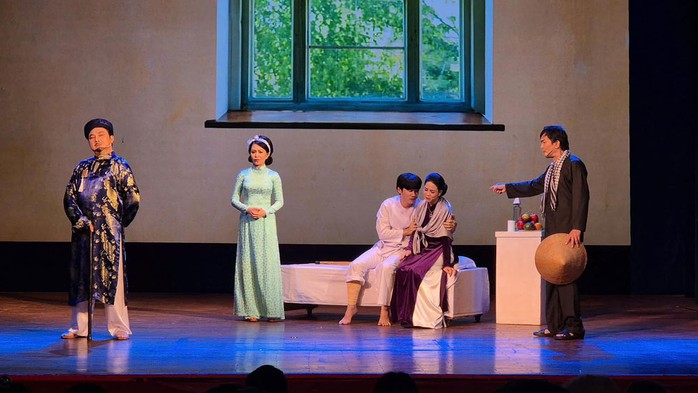Một cảnh trong vở “Đời cô Lựu” với phiên bản mới. Ảnh: NHÀ HÁT TRẦN HỮU TRANG Một cảnh trong vở “Đời cô Lựu” với phiên bản mới. Ảnh: NHÀ HÁT TRẦN HỮU TRANG