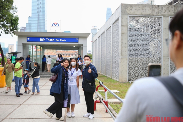 Giới trẻ TP HCM sau 1 ngày bỏ xe máy, chọn metro để đi học, đi làm- Ảnh 4. Giới trẻ TP HCM sau 1 ngày bỏ xe máy, chọn metro để đi học, đi làm- Ảnh 4.