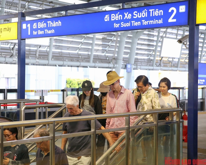 Giới trẻ TP HCM sau 1 ngày bỏ xe máy, chọn metro để đi học, đi làm- Ảnh 5. Giới trẻ TP HCM sau 1 ngày bỏ xe máy, chọn metro để đi học, đi làm- Ảnh 5.