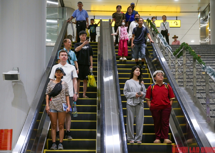 Giới trẻ TP HCM sau 1 ngày bỏ xe máy, chọn metro để đi học, đi làm- Ảnh 6. Giới trẻ TP HCM sau 1 ngày bỏ xe máy, chọn metro để đi học, đi làm- Ảnh 6.