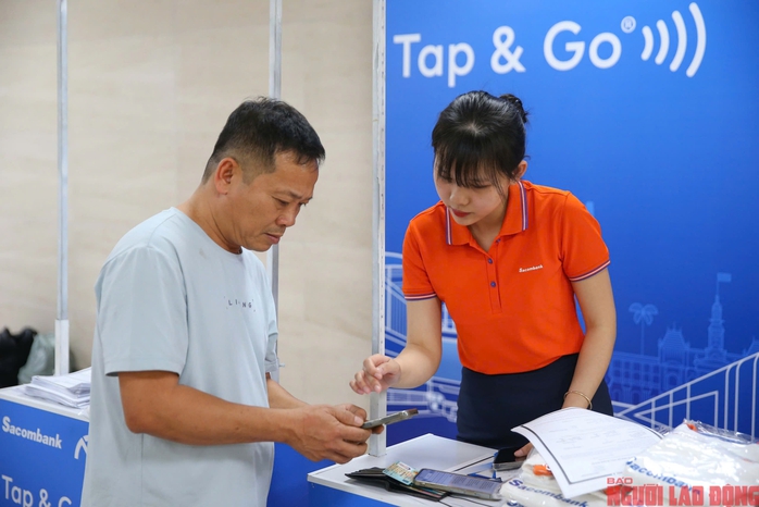 Giới trẻ TP HCM sau 1 ngày bỏ xe máy, chọn metro để đi học, đi làm- Ảnh 8. Giới trẻ TP HCM sau 1 ngày bỏ xe máy, chọn metro để đi học, đi làm- Ảnh 8.