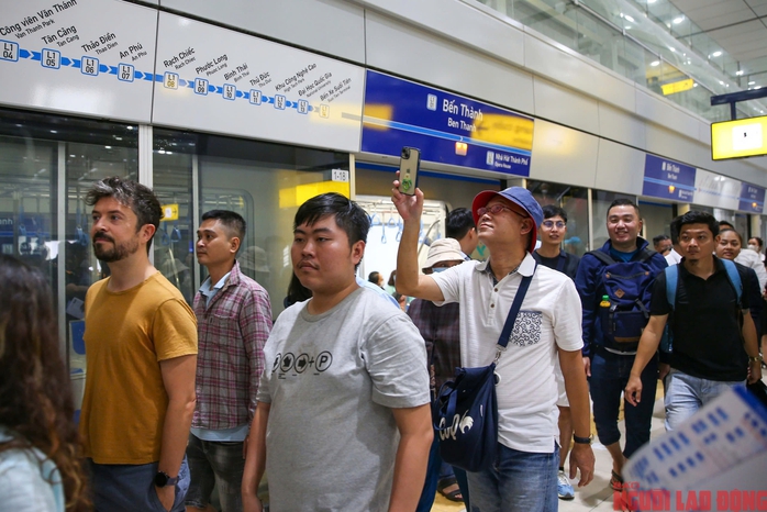 Giới trẻ TP HCM sau 1 ngày bỏ xe máy, chọn metro để đi học, đi làm- Ảnh 9. Giới trẻ TP HCM sau 1 ngày bỏ xe máy, chọn metro để đi học, đi làm- Ảnh 9.