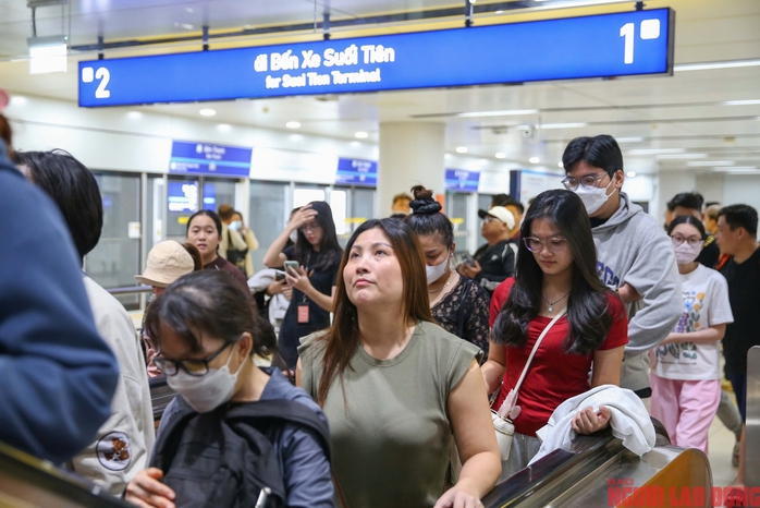 Giới trẻ TP HCM sau 1 ngày bỏ xe máy, chọn metro để đi học, đi làm- Ảnh 10. Giới trẻ TP HCM sau 1 ngày bỏ xe máy, chọn metro để đi học, đi làm- Ảnh 10.