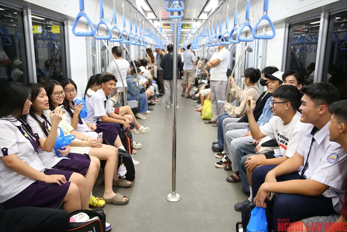Giới trẻ TP HCM sau 1 ngày bỏ xe máy, chọn metro để đi học, đi làm- Ảnh 11. Giới trẻ TP HCM sau 1 ngày bỏ xe máy, chọn metro để đi học, đi làm- Ảnh 11.