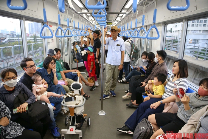 Giới trẻ TP HCM sau 1 ngày bỏ xe máy, chọn metro để đi học, đi làm- Ảnh 12. Giới trẻ TP HCM sau 1 ngày bỏ xe máy, chọn metro để đi học, đi làm- Ảnh 12.