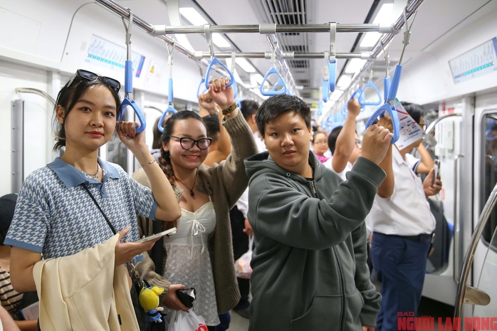 Giới trẻ TP HCM sau 1 ngày bỏ xe máy, chọn metro để đi học, đi làm- Ảnh 13. Giới trẻ TP HCM sau 1 ngày bỏ xe máy, chọn metro để đi học, đi làm- Ảnh 13.