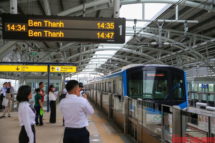 Giới trẻ TP HCM sau 1 ngày bỏ xe máy, chọn metro để đi học, đi làm- Ảnh 14. Giới trẻ TP HCM sau 1 ngày bỏ xe máy, chọn metro để đi học, đi làm- Ảnh 14.