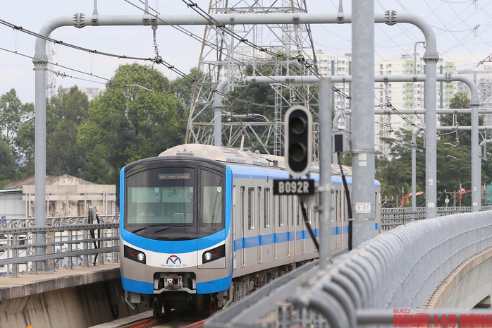 Giới trẻ TP HCM sau 1 ngày bỏ xe máy, chọn metro để đi học, đi làm- Ảnh 15. Giới trẻ TP HCM sau 1 ngày bỏ xe máy, chọn metro để đi học, đi làm- Ảnh 15.