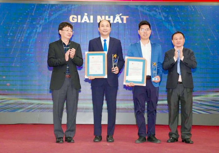 Đại diện Ban Quản lý dự án, đầu tư xây dựng và công nghệ EVN (thứ hai, từ trái sang) nhận giải nhất Giải thưởng “Hiệu quả năng lượng trong công trình xây dựng năm 2024” Đại diện Ban Quản lý dự án, đầu tư xây dựng và công nghệ EVN (thứ hai, từ trái sang) nhận giải nhất Giải thưởng “Hiệu quả năng lượng trong công trình xây dựng năm 2024”