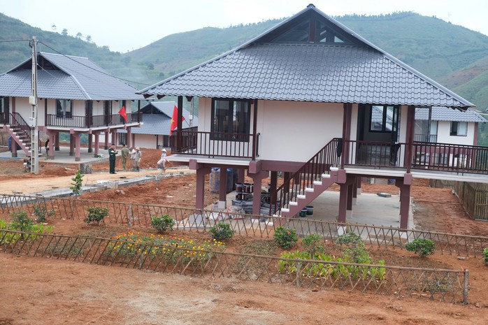 Những căn nhà sàn ở Làng Nủ được xây dựng theo kiểu truyền thống của người Tày Những căn nhà sàn ở Làng Nủ được xây dựng theo kiểu truyền thống của người Tày