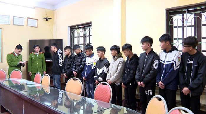 Khởi tố 13 "yêng hùng" gây náo loạn trên nhiều tuyến phố- Ảnh 1. Khởi tố 13 "yêng hùng" gây náo loạn trên nhiều tuyến phố- Ảnh 1.
