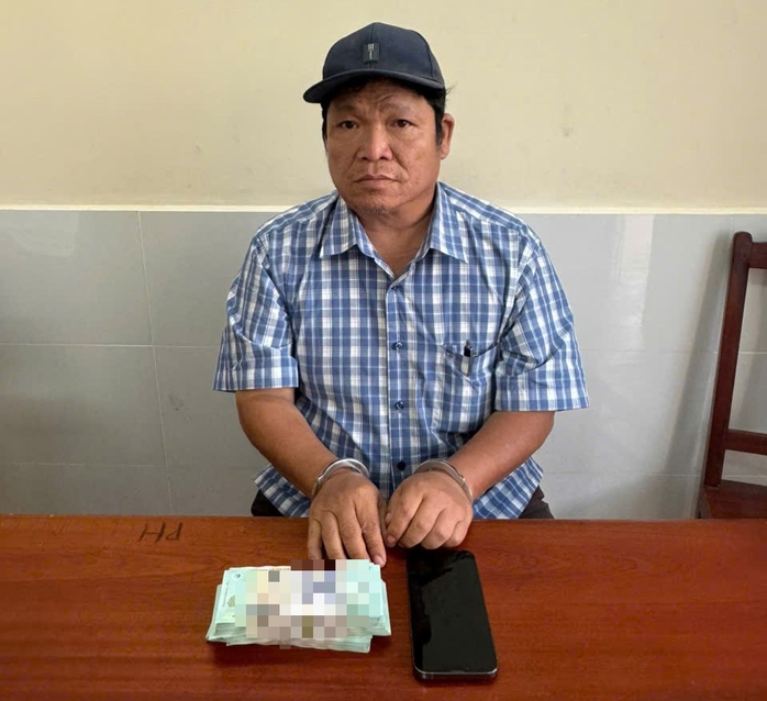 Bắt quả tang kẻ khoe khoang quen “ông đại tá Bộ Công an” để lừa đảo- Ảnh 2. Bắt quả tang kẻ khoe khoang quen “ông đại tá Bộ Công an” để lừa đảo- Ảnh 2.