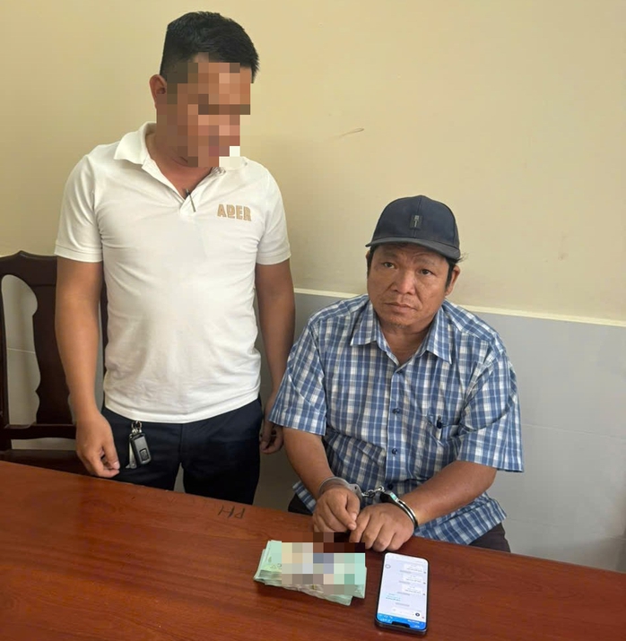 Bắt quả tang kẻ khoe khoang quen “ông đại tá Bộ Công an” để lừa đảo- Ảnh 1. Bắt quả tang kẻ khoe khoang quen “ông đại tá Bộ Công an” để lừa đảo- Ảnh 1.