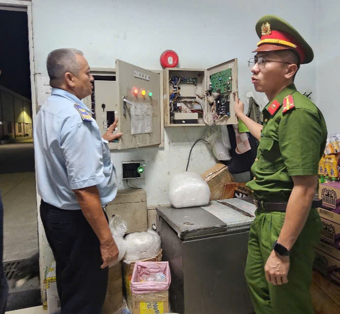 Bình Dương kiểm tra đột xuất doanh nghiệp tổ chức tăng ca cho công nhân vào ban đêm- Ảnh 3. Bình Dương kiểm tra đột xuất doanh nghiệp tổ chức tăng ca cho công nhân vào ban đêm- Ảnh 3.