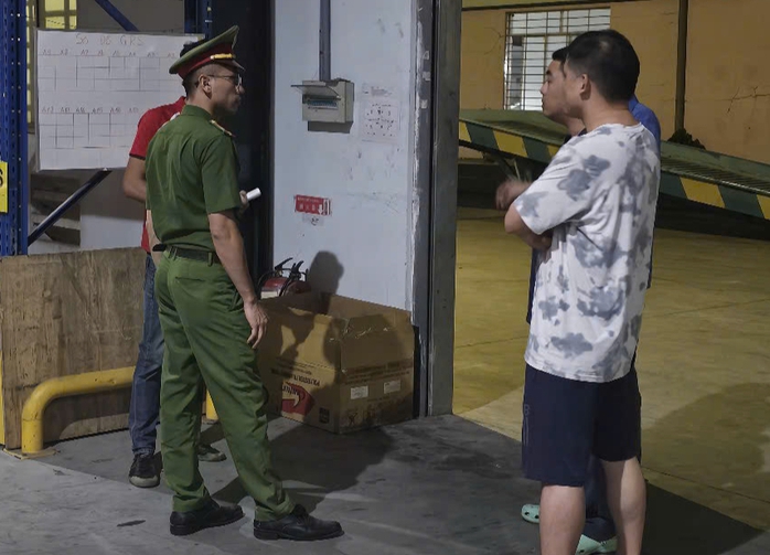 Bình Dương kiểm tra đột xuất doanh nghiệp tổ chức tăng ca cho công nhân vào ban đêm- Ảnh 5. Bình Dương kiểm tra đột xuất doanh nghiệp tổ chức tăng ca cho công nhân vào ban đêm- Ảnh 5.