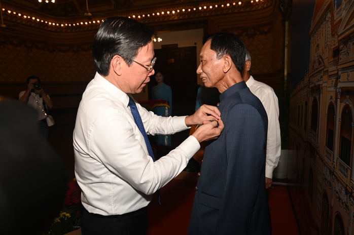 Chủ tịch Phan Văn Mãi: Hãy cùng sưởi ấm những hoàn cảnh khó khăn!- Ảnh 7. Chủ tịch Phan Văn Mãi: Hãy cùng sưởi ấm những hoàn cảnh khó khăn!- Ảnh 7.