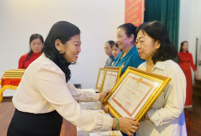 TP HCM: Quận 3 tri ân cá nhân hoạt động khu phố, tổ dân phố, khép lại một sứ mệnh lịch sử- Ảnh 1. TP HCM: Quận 3 tri ân cá nhân hoạt động khu phố, tổ dân phố, khép lại một sứ mệnh lịch sử- Ảnh 1.