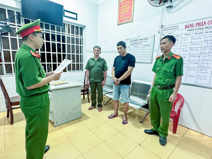 CLIP: Bắt tạm giam tài xế xe tải lấn làn tông xe khách, 2 người tử vong- Ảnh 1. CLIP: Bắt tạm giam tài xế xe tải lấn làn tông xe khách, 2 người tử vong- Ảnh 1.