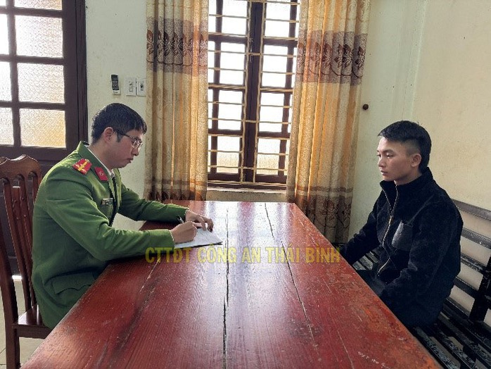 Nam thanh niên vờ mua nhẫn rồi cướp giật ở tiệm vàng- Ảnh 1. Nam thanh niên vờ mua nhẫn rồi cướp giật ở tiệm vàng- Ảnh 1.