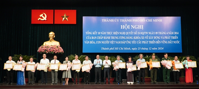 Lãnh đạo TP HCM trao bằng khen và hoa cho các tập thể, cá nhân có thành tích xuất sắc trong thực hiện Nghị quyết số 33 Lãnh đạo TP HCM trao bằng khen và hoa cho các tập thể, cá nhân có thành tích xuất sắc trong thực hiện Nghị quyết số 33