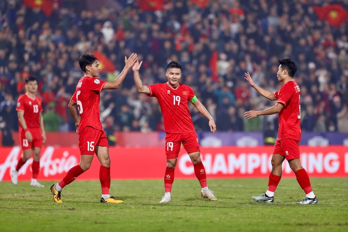 ASEAN CUP 2024, ĐỐI ĐẦU TUYỂN SINGAPORE: HLV Kim Sang-sik ra tay- Ảnh 2. ASEAN CUP 2024, ĐỐI ĐẦU TUYỂN SINGAPORE: HLV Kim Sang-sik ra tay- Ảnh 2.