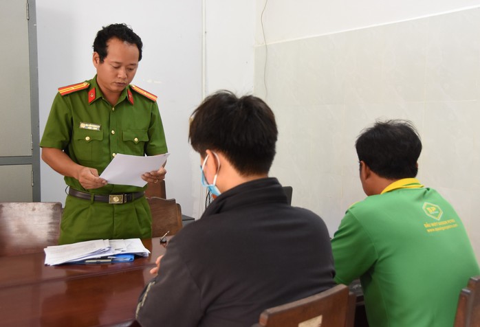 CLIP: Khởi tố người cha vì giao xe cho con gây tai nạn chết người- Ảnh 1. CLIP: Khởi tố người cha vì giao xe cho con gây tai nạn chết người- Ảnh 1.