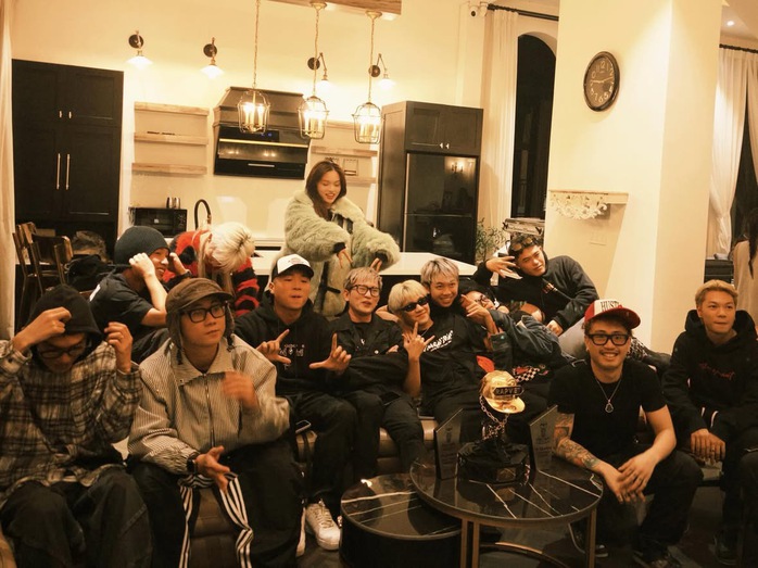 B Ray khép lại 2024 với "Mùa hè năm đó": Rapper chăm chỉ là đây- Ảnh 3. B Ray khép lại 2024 với "Mùa hè năm đó": Rapper chăm chỉ là đây- Ảnh 3.