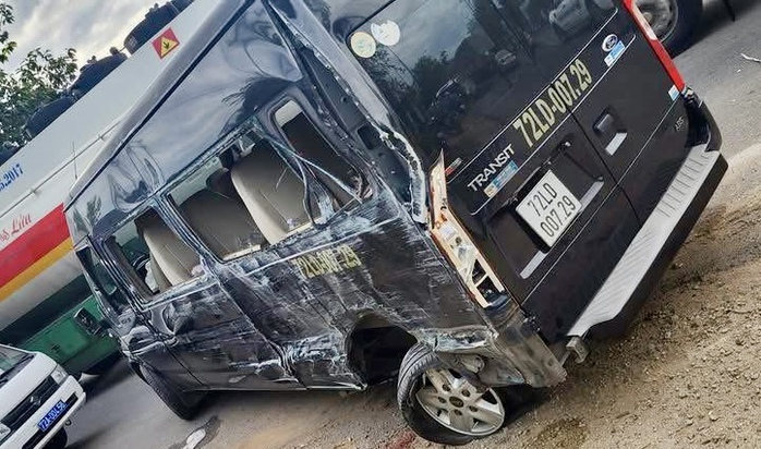 Xe tải lao vào nhà dân sau va chạm với ô tô chở công nhân khiến 2 người tử vong- Ảnh 1. Xe tải lao vào nhà dân sau va chạm với ô tô chở công nhân khiến 2 người tử vong- Ảnh 1.