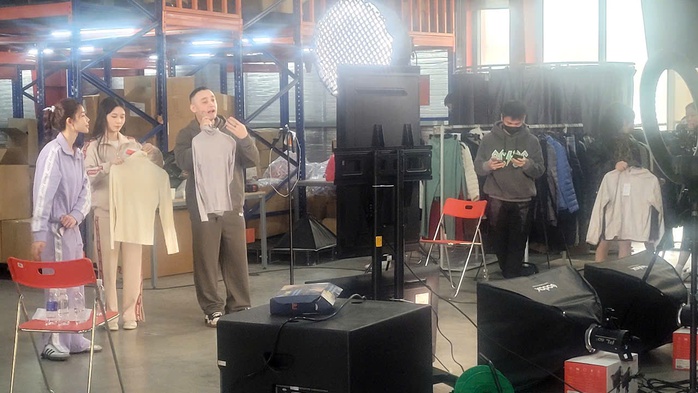 KOL, KOC livestream bán hàng tại nhà máy, chốt ngàn đơn mỗi ngày- Ảnh 1. KOL, KOC livestream bán hàng tại nhà máy, chốt ngàn đơn mỗi ngày- Ảnh 1.