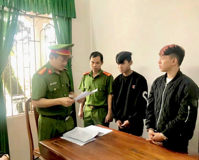 Đến phòng trọ đánh người, 2 thanh niên bị khởi tố- Ảnh 1. Đến phòng trọ đánh người, 2 thanh niên bị khởi tố- Ảnh 1.