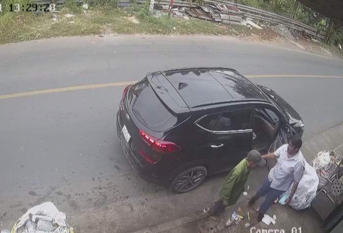 Chiêu trộm cắp “nhanh như điện” của 2 người nước ngoài khiến nạn nhân ngỡ ngàng- Ảnh 2. Chiêu trộm cắp “nhanh như điện” của 2 người nước ngoài khiến nạn nhân ngỡ ngàng- Ảnh 2.