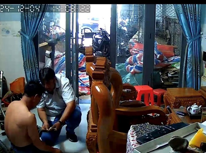 Chiêu trộm cắp “nhanh như điện” của 2 người nước ngoài khiến nạn nhân ngỡ ngàng- Ảnh 1. Chiêu trộm cắp “nhanh như điện” của 2 người nước ngoài khiến nạn nhân ngỡ ngàng- Ảnh 1.