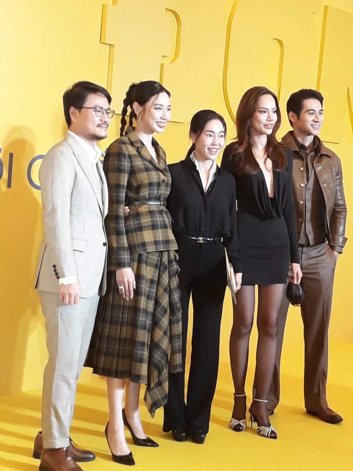 Quyền Linh phải "hôn" Hồng Đào 16 lần, nghĩ mình là "Hồng hài nhi"- Ảnh 8. Quyền Linh phải "hôn" Hồng Đào 16 lần, nghĩ mình là "Hồng hài nhi"- Ảnh 8.