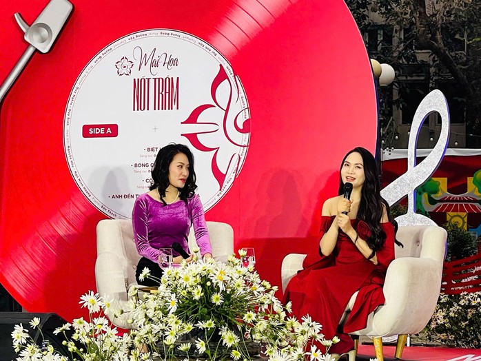 NSND Mai Hoa (phải) tại buổi ra mắt đĩa than “Nốt trầm” ngày 26-12 NSND Mai Hoa (phải) tại buổi ra mắt đĩa than “Nốt trầm” ngày 26-12