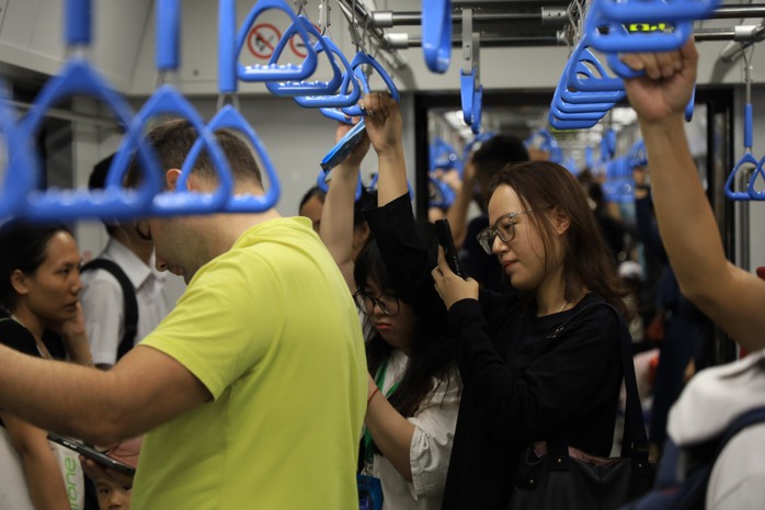 Metro số 1 xảy ra sự cố bất ngờ ở ga Ba Son- Ảnh 1. Metro số 1 xảy ra sự cố bất ngờ ở ga Ba Son- Ảnh 1.