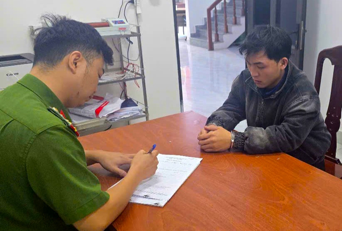 Thanh niên bám cửa taxi đang chạy trên đường cao tốc gây xôn xao mạng xã hội- Ảnh 1. Thanh niên bám cửa taxi đang chạy trên đường cao tốc gây xôn xao mạng xã hội- Ảnh 1.