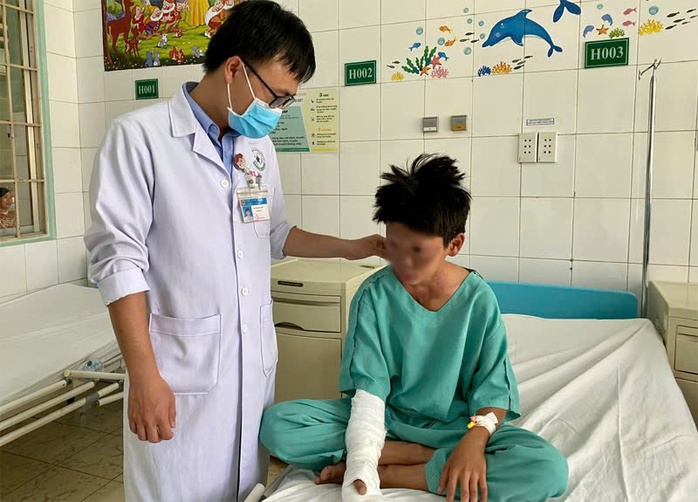 Hình ảnh thiếu niên nhập viện cấp cứu do chơi pháo nổ ở Đồng Nai- Ảnh 2. Hình ảnh thiếu niên nhập viện cấp cứu do chơi pháo nổ ở Đồng Nai- Ảnh 2.