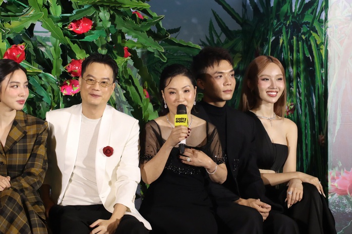 Quyền Linh phải "hôn" Hồng Đào 16 lần, nghĩ mình là "Hồng hài nhi"- Ảnh 3. Quyền Linh phải "hôn" Hồng Đào 16 lần, nghĩ mình là "Hồng hài nhi"- Ảnh 3.