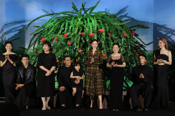Quyền Linh phải "hôn" Hồng Đào 16 lần, nghĩ mình là "Hồng hài nhi"- Ảnh 4. Quyền Linh phải "hôn" Hồng Đào 16 lần, nghĩ mình là "Hồng hài nhi"- Ảnh 4.