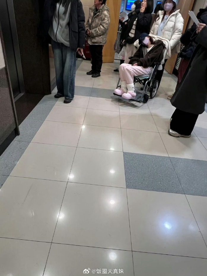 Minh tinh Triệu Lộ Tư gây sốc với ảnh ngồi xe lăn- Ảnh 1. Minh tinh Triệu Lộ Tư gây sốc với ảnh ngồi xe lăn- Ảnh 1.