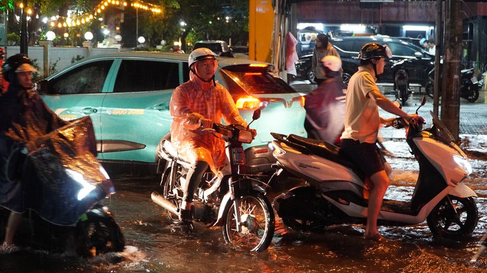 Loạt xe chết máy, người dân lội nước về nhà sau trận mưa to- Ảnh 1. Loạt xe chết máy, người dân lội nước về nhà sau trận mưa to- Ảnh 1.