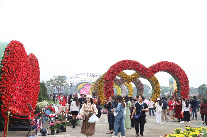 Rực rỡ Festival hoa Mê Linh - lễ hội hoa lớn nhất miền Bắc- Ảnh 7. Rực rỡ Festival hoa Mê Linh - lễ hội hoa lớn nhất miền Bắc- Ảnh 7.