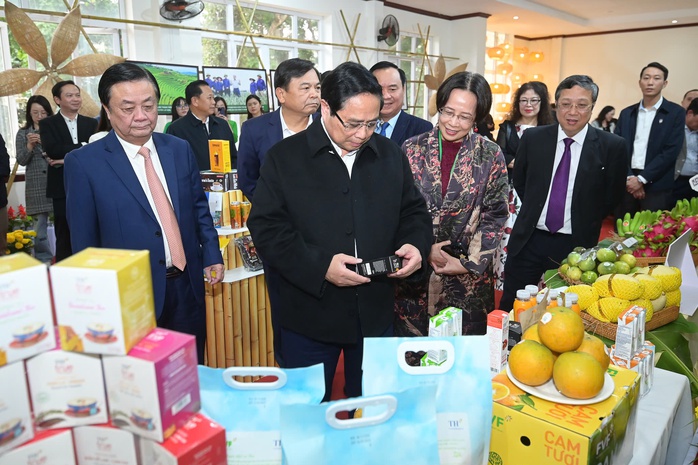 Thủ tướng dự và tham quan gian hàng nông sản bên lề Hội nghị tổng kết năm 2024 và triển khai kế hoạch năm 2025 ngành Nông nghiệp và Phát triển nông thônẢnh: Tùng Đinh Thủ tướng dự và tham quan gian hàng nông sản bên lề Hội nghị tổng kết năm 2024 và triển khai kế hoạch năm 2025 ngành Nông nghiệp và Phát triển nông thônẢnh: Tùng Đinh