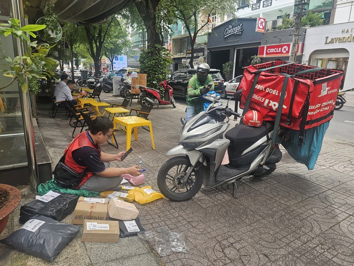 Mua sắm, giao hàng online hoạt động nhộn nhịp dịp cuối nămẢnh: Lê Tỉnh Mua sắm, giao hàng online hoạt động nhộn nhịp dịp cuối nămẢnh: Lê Tỉnh