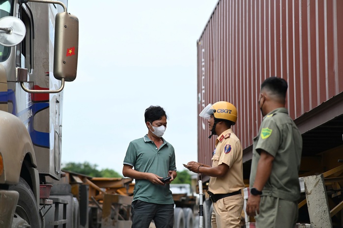 Đội CSGT-TT Công an TP Thủ Đức (TP HCM) ra quân xử lý tài xế vi phạm an toàn giao thông Ảnh: ANH VŨ Đội CSGT-TT Công an TP Thủ Đức (TP HCM) ra quân xử lý tài xế vi phạm an toàn giao thông Ảnh: ANH VŨ