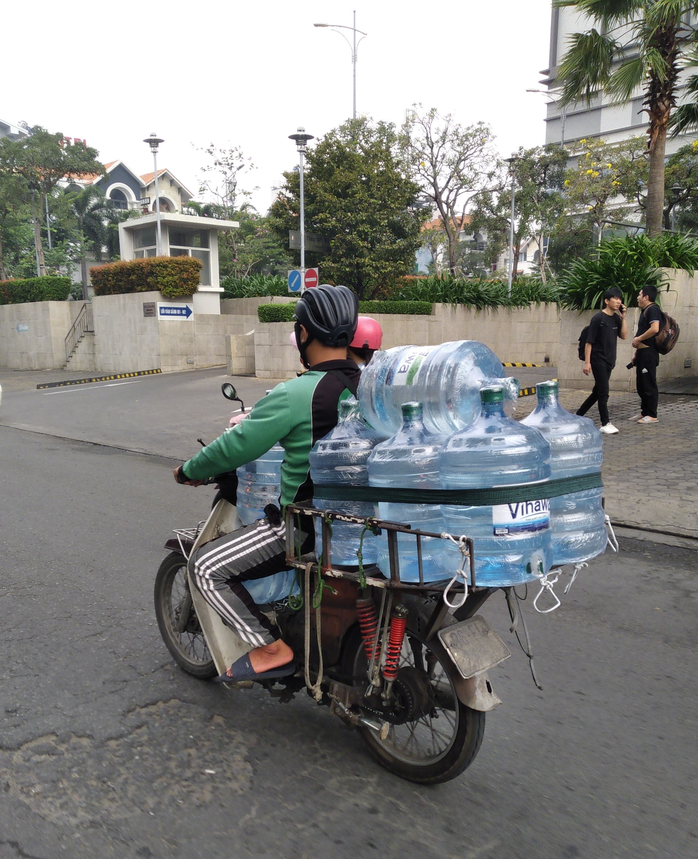 "Xe mù" vẫn lưu thông trên đường phố- Ảnh 1. "Xe mù" vẫn lưu thông trên đường phố- Ảnh 1.